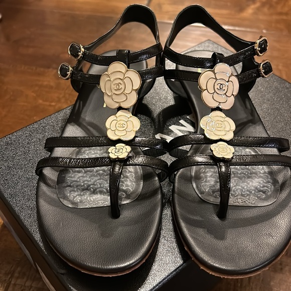 Chanel Sz 38 Made in Italy - sandals w/flowers (sz 8) - Picture 2 of 7